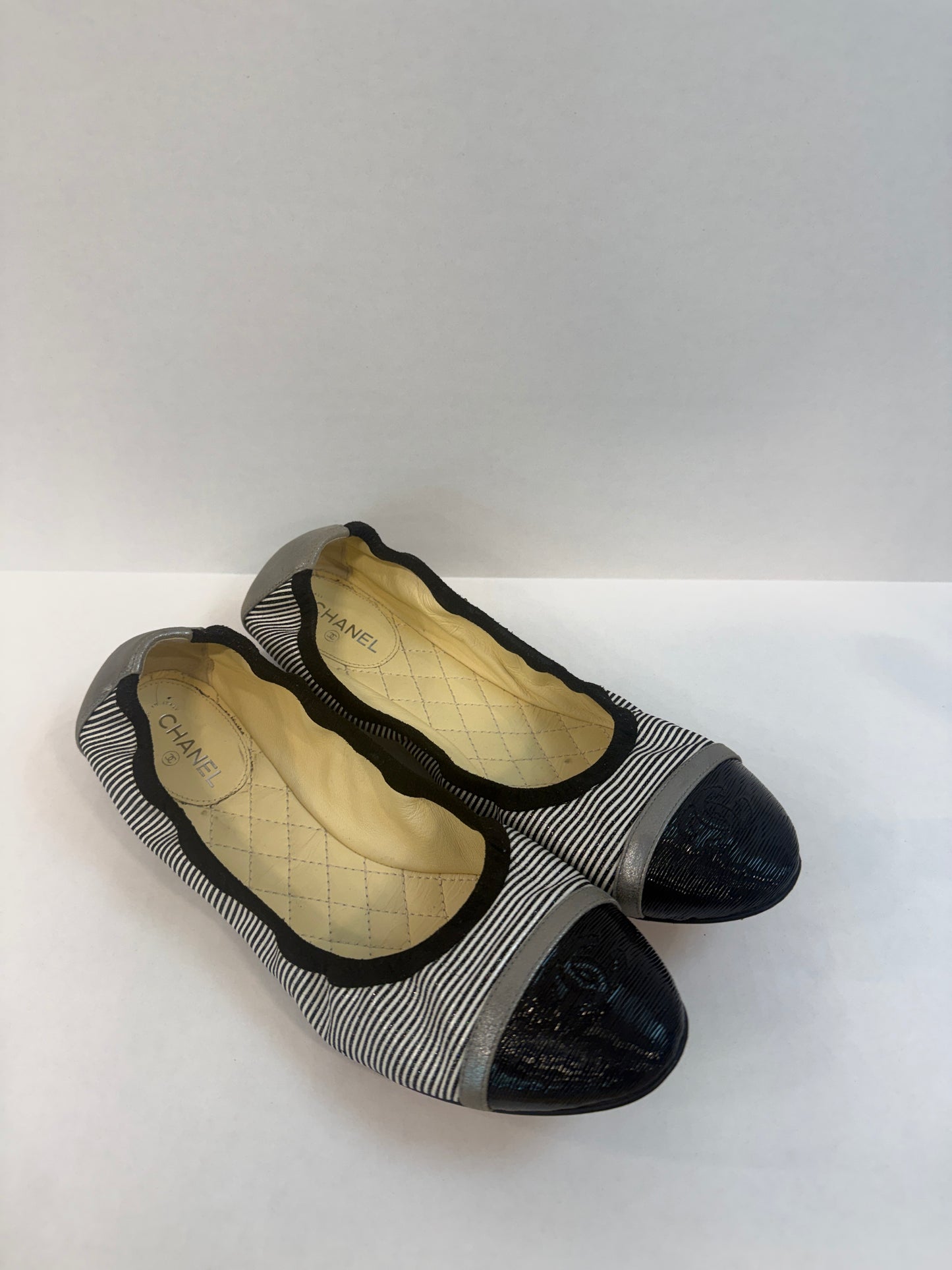 CHANEL Cap-Toe Ballet Flat in Striped Gros Grain/US8-EU39