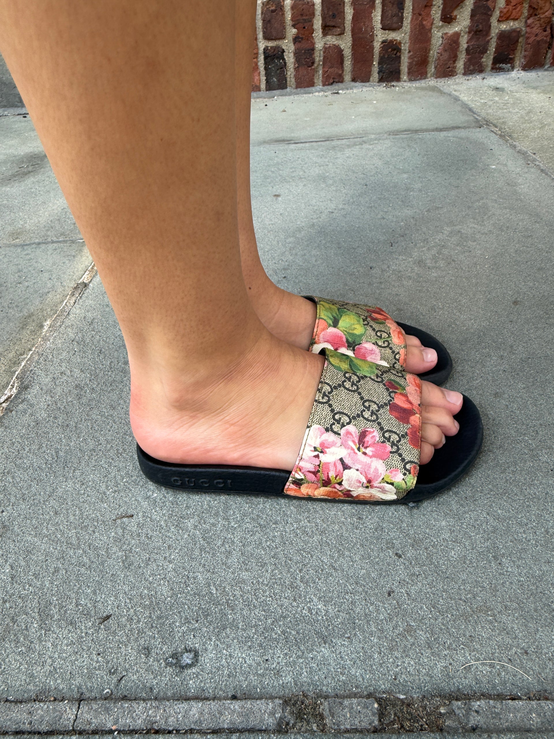 GUCCI GG Supreme Blooms Floral Slide Sandals — Authentic Pre-Owned