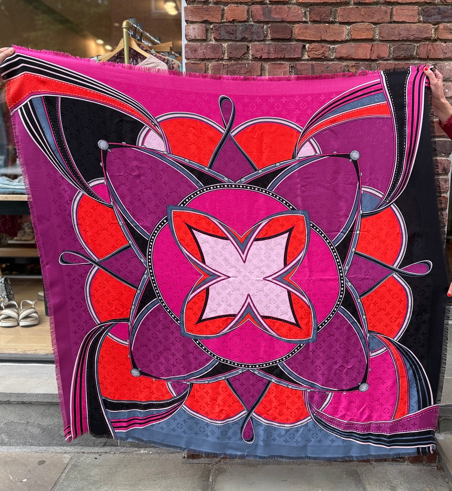 LOUIS VUITTON Hypnotic Monogram Shawl in Fuchsia/Multi — New With Tags | OS