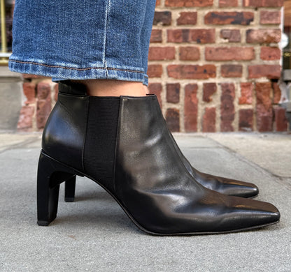 CHANEL CC Logo Chelsea Ankle Boots in Black Leather — Authentic Pre-Owned | EU 41 / US 10