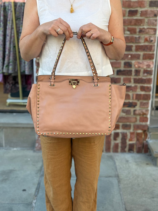 VALENTINO GARAVANI Rockstud Medium Tote with the front clasp closure — Blush
