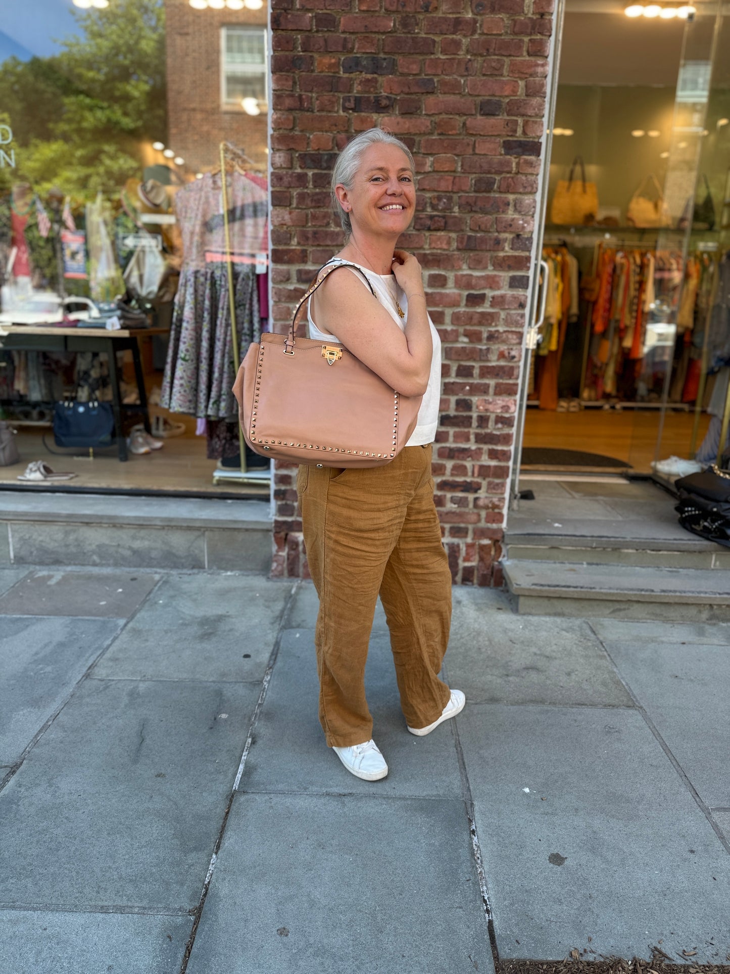 VALENTINO GARAVANI Rockstud Medium Tote with the front clasp closure — Blush