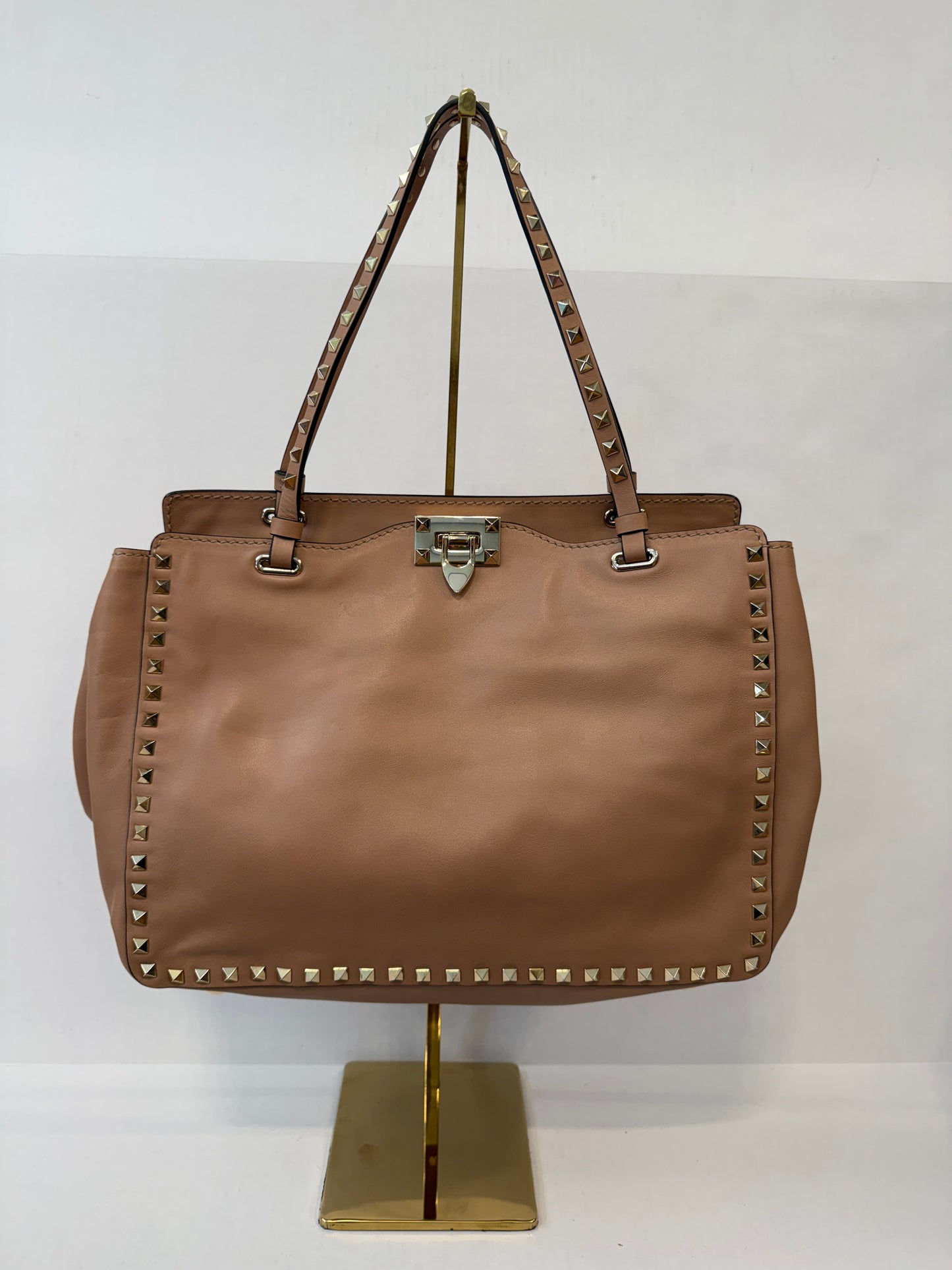 VALENTINO GARAVANI Rockstud Medium Tote with the front clasp closure — Blush