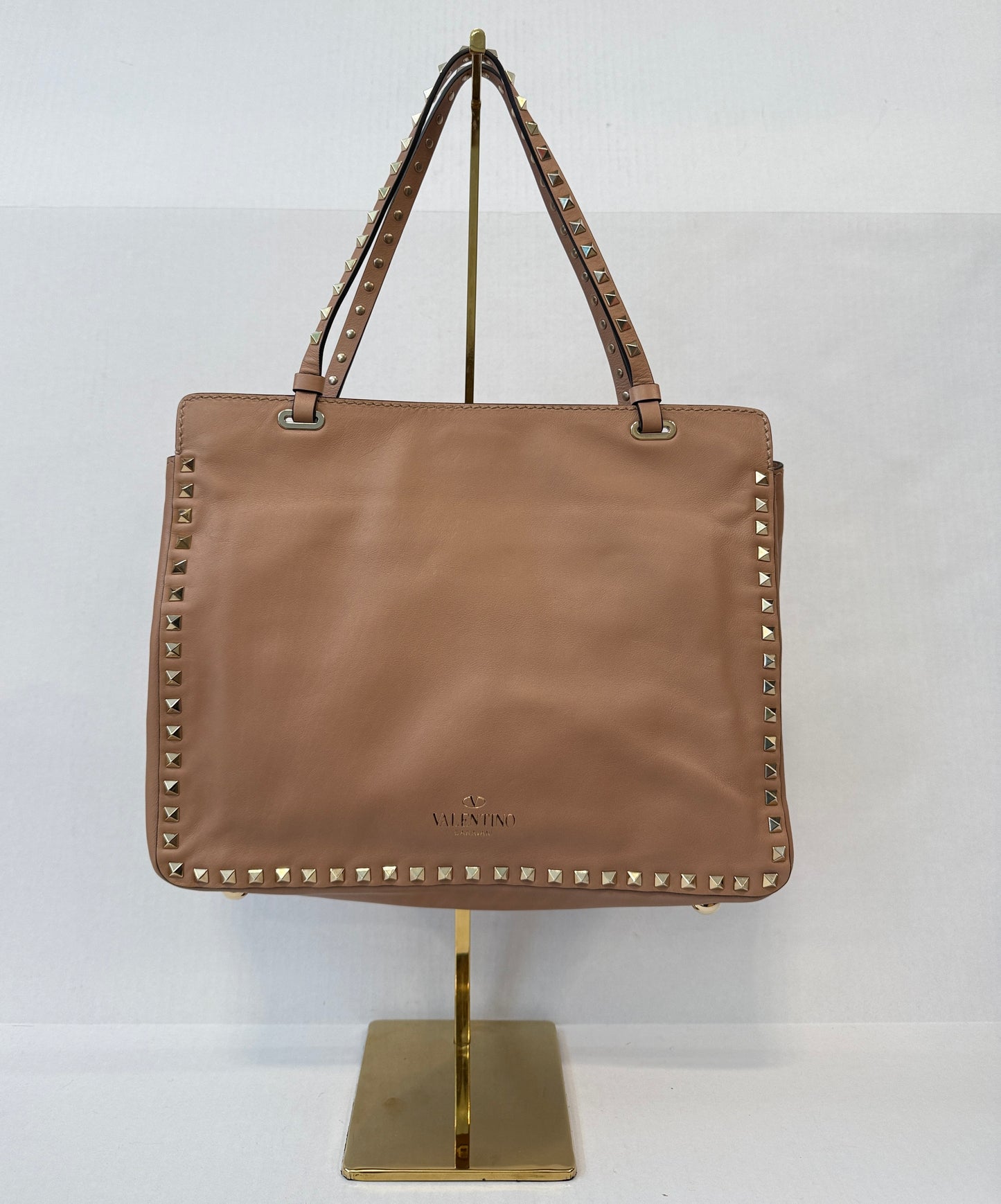 VALENTINO GARAVANI Rockstud Medium Tote with the front clasp closure — Blush