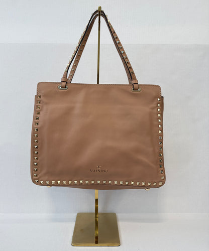 VALENTINO GARAVANI Rockstud Medium Tote with the front clasp closure — Blush