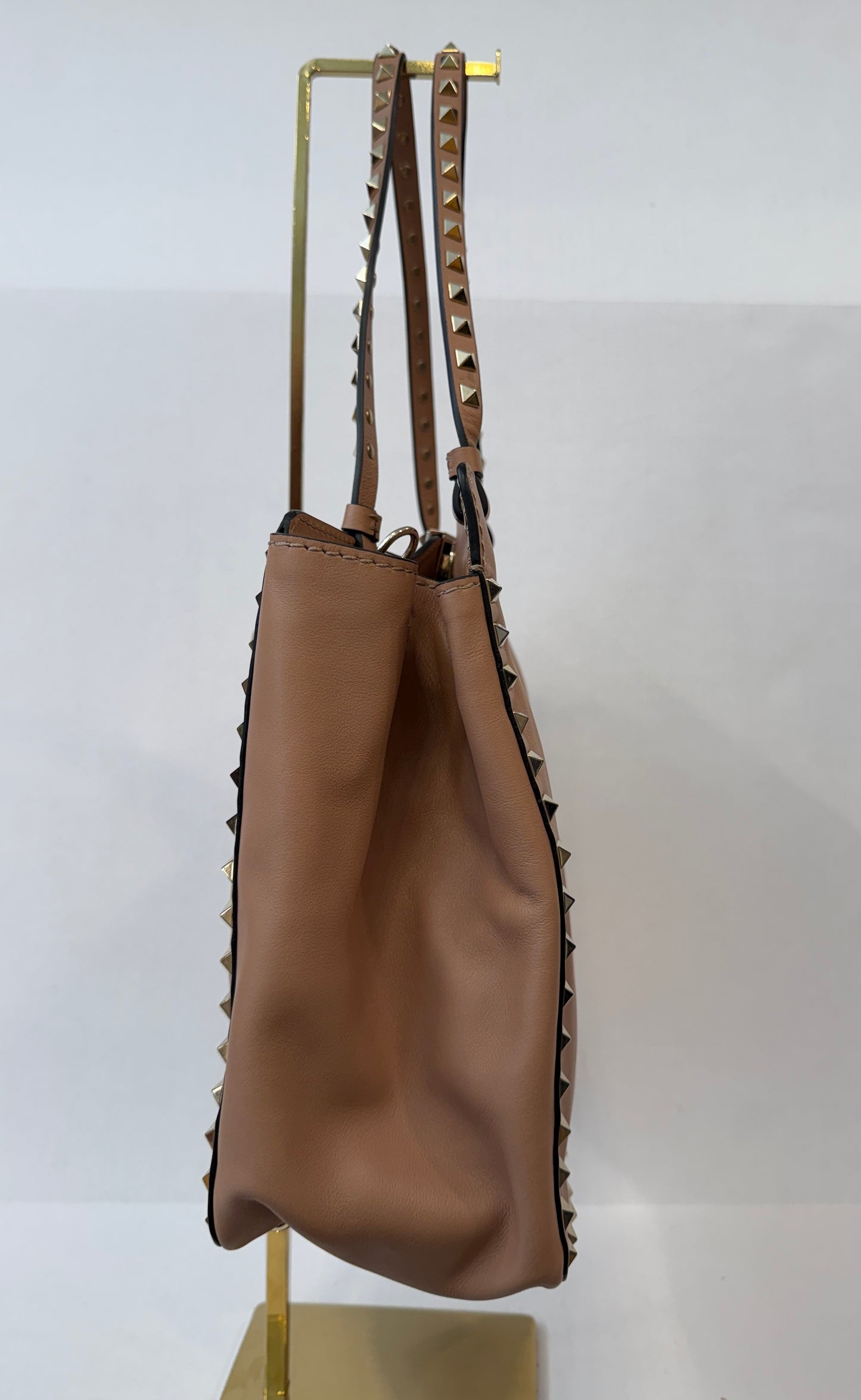 VALENTINO GARAVANI Rockstud Medium Tote with the front clasp closure — Blush