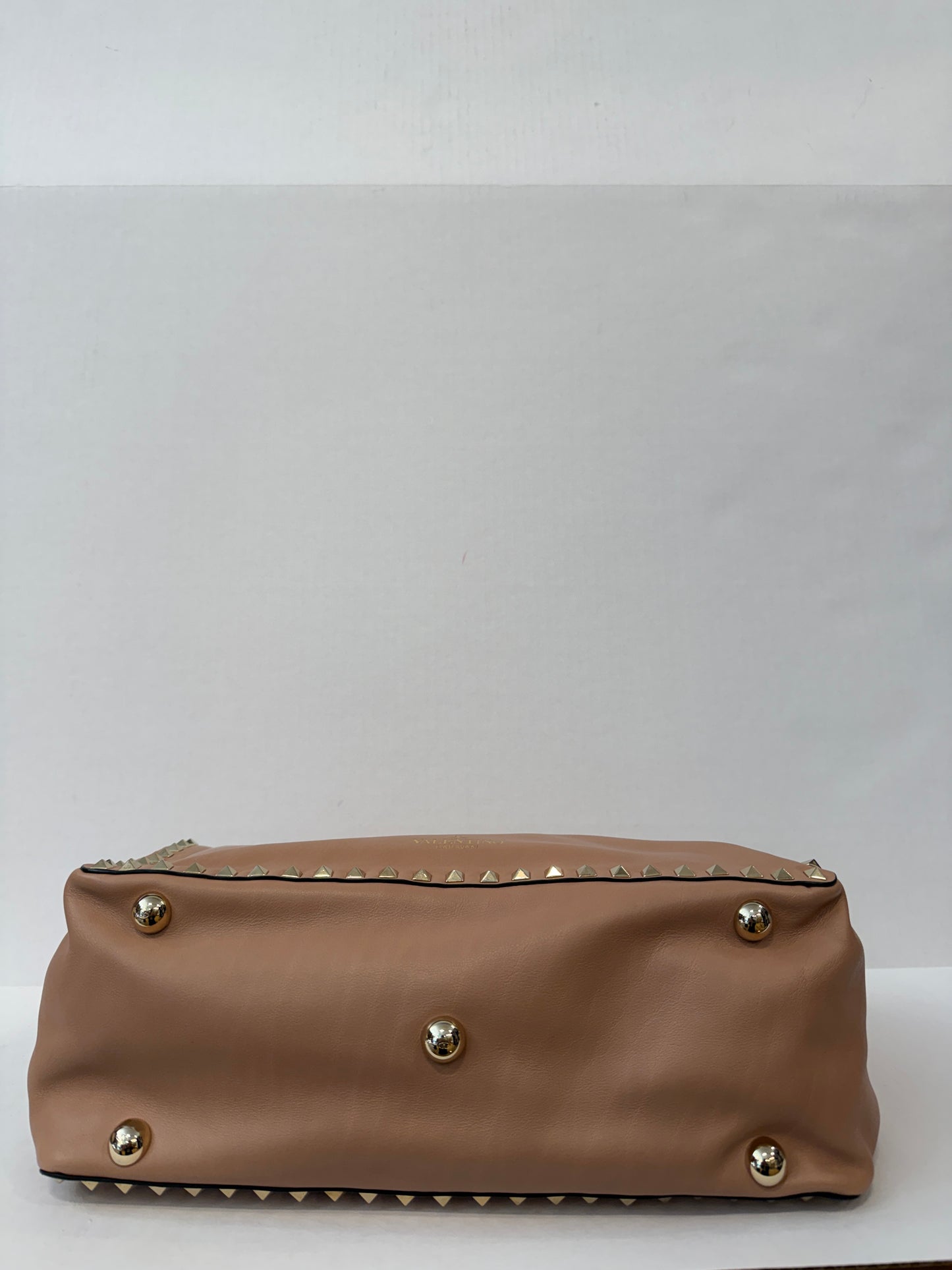 VALENTINO GARAVANI Rockstud Medium Tote with the front clasp closure — Blush
