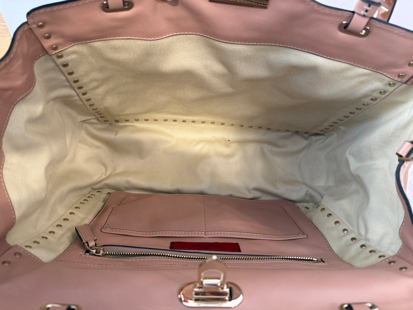 VALENTINO GARAVANI Rockstud Medium Tote with the front clasp closure — Blush