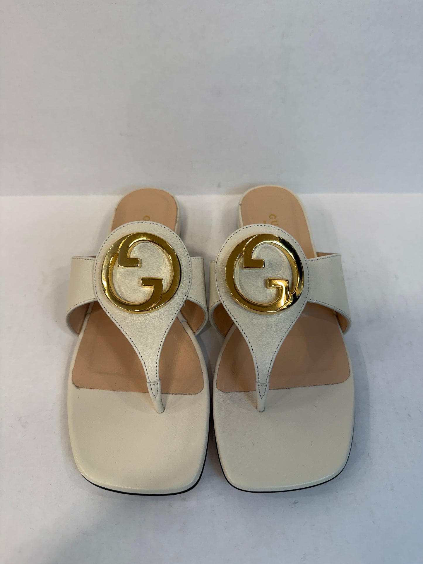 GUCCI NWT Blondie Interlocking GG Thong Sandals in Cream Leather — Authentic Pre-Owned | US7- EU37