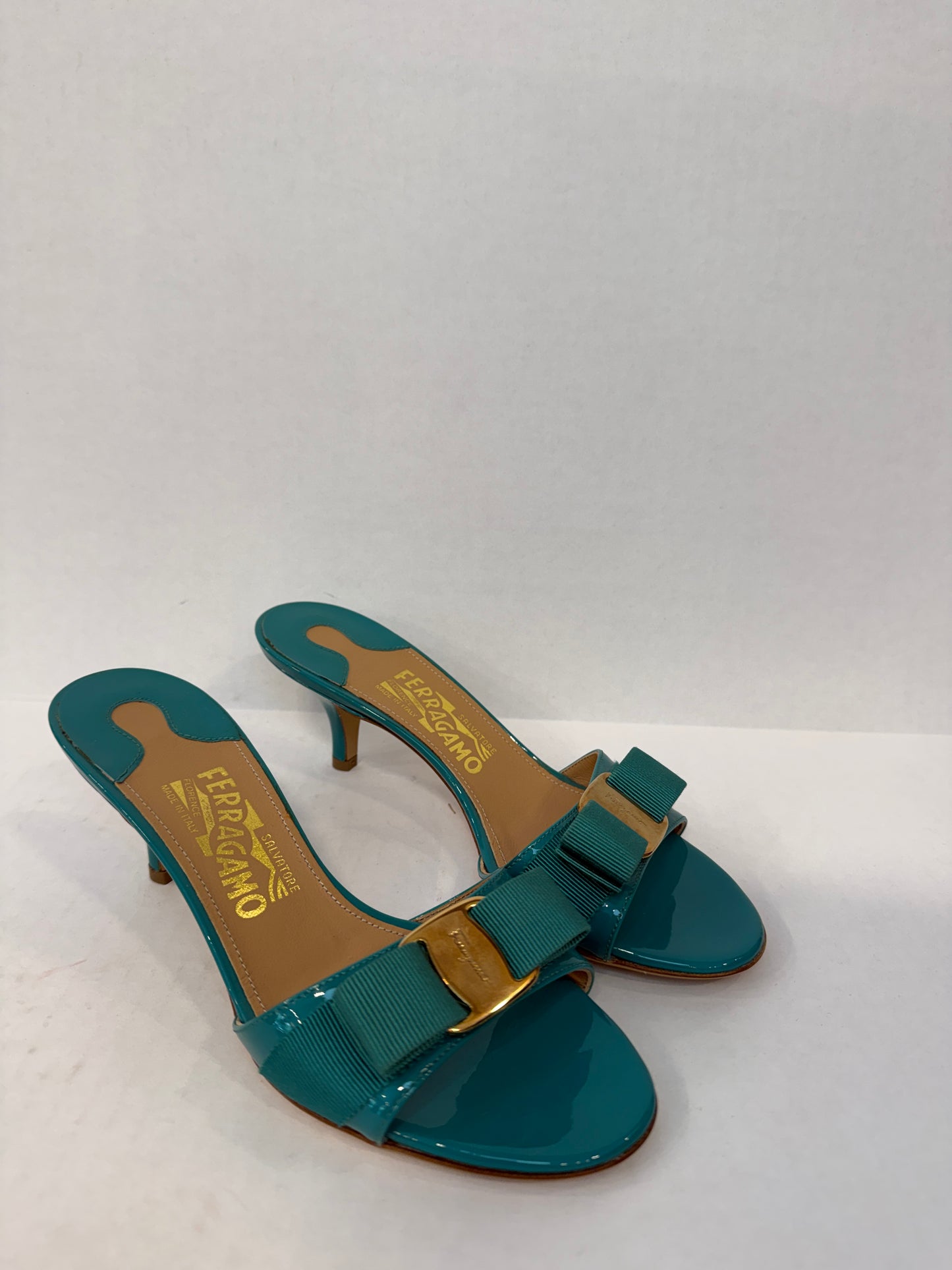 SALVATORE FERRAGAMO NWT Vara Bow Kitten Heel Mules in Teal Patent Leather — Authentic Pre-Owned | US6-EU36