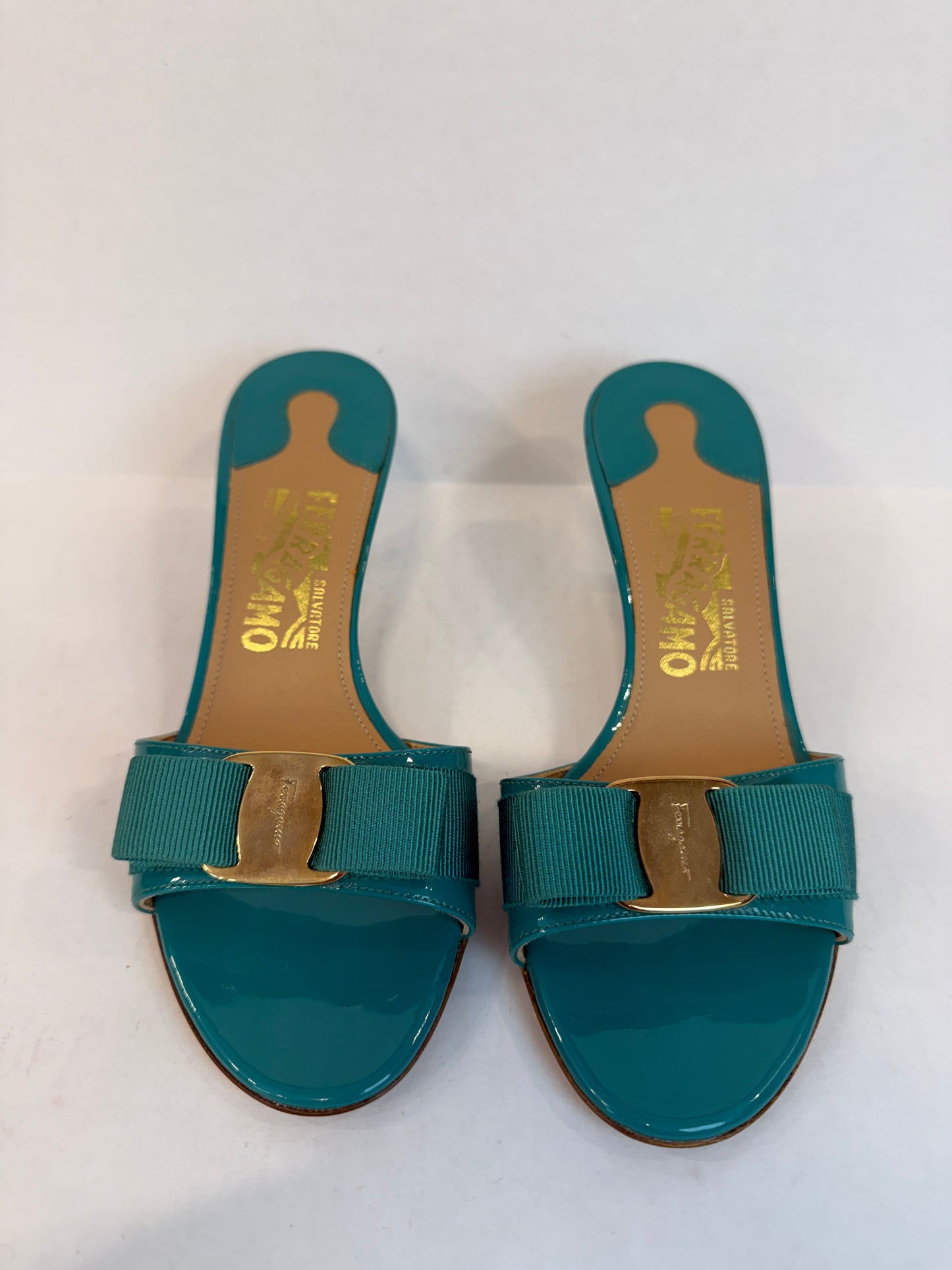 SALVATORE FERRAGAMO NWT Vara Bow Kitten Heel Mules in Teal Patent Leather — Authentic Pre-Owned | US6-EU36