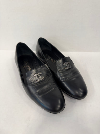 CHANEL CC Logo Leather Loafer in Black — Good | US6.5-EU37
