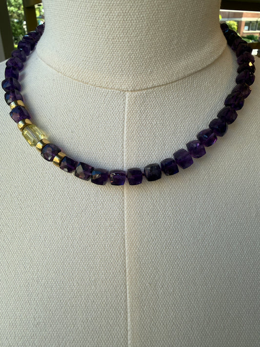NO BRAND Necklace With Cube-Bead