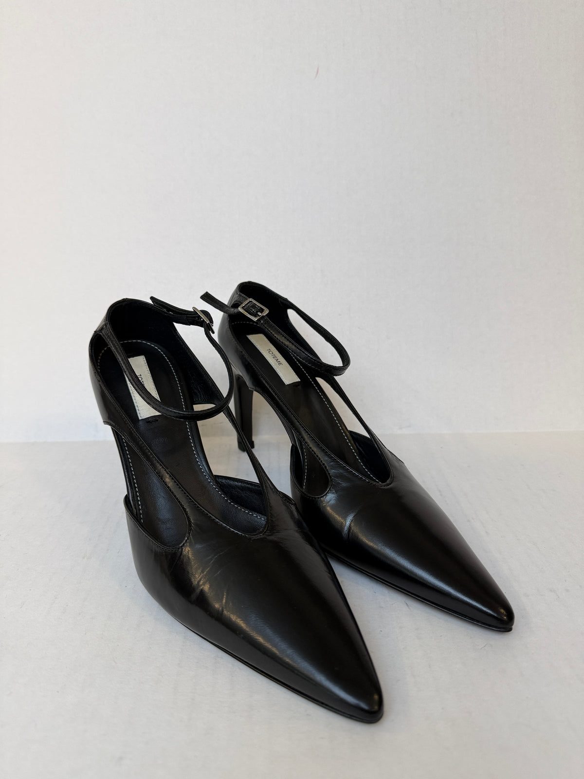 TOTEME NWT Cutout Leather Pointed Toe Pumps / US6-EU37