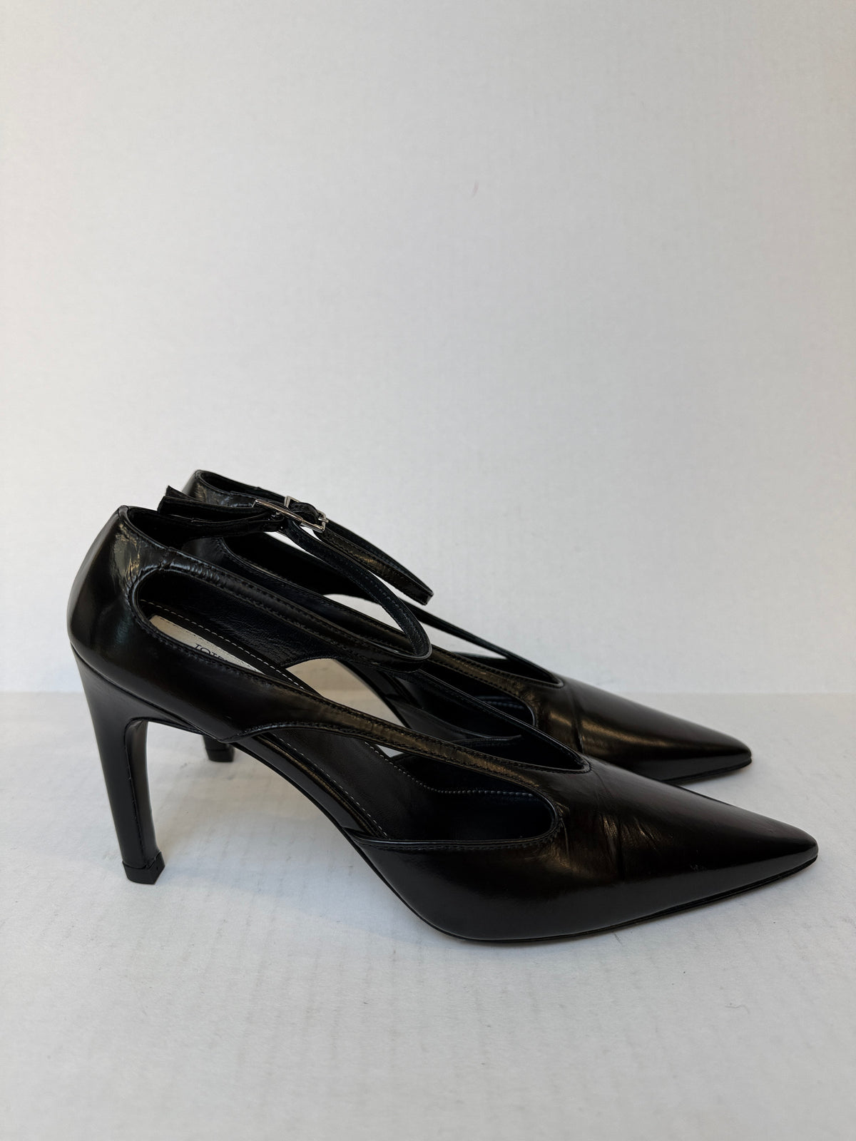 TOTEME NWT Cutout Leather Pointed Toe Pumps / US6-EU37