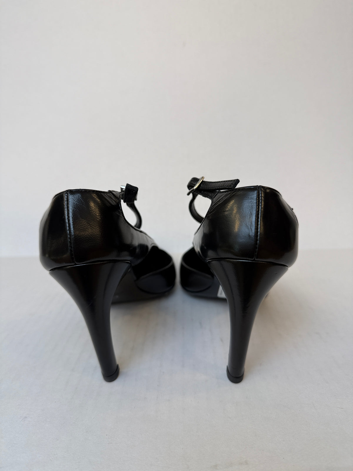 TOTEME NWT Cutout Leather Pointed Toe Pumps / US6-EU37