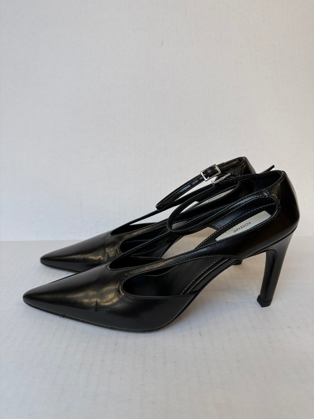 TOTEME NWT Cutout Leather Pointed Toe Pumps / US6-EU37