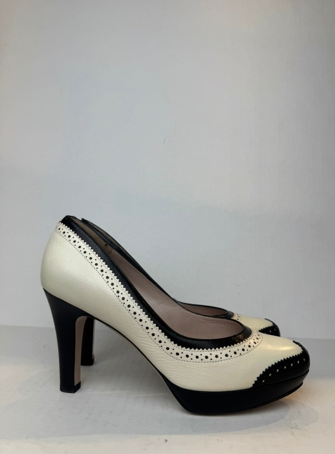 Salvatore Ferragamo NWT Famiana Leather Pump/7-EU38