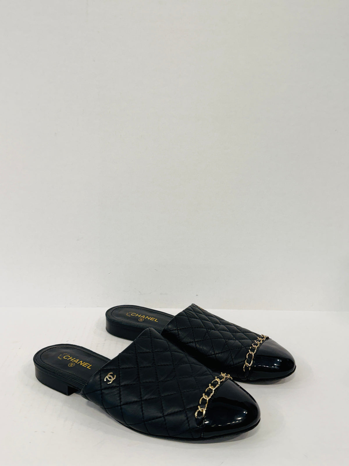 CHANEL Interlocking CC Logo Leather Mules / US7-EU38