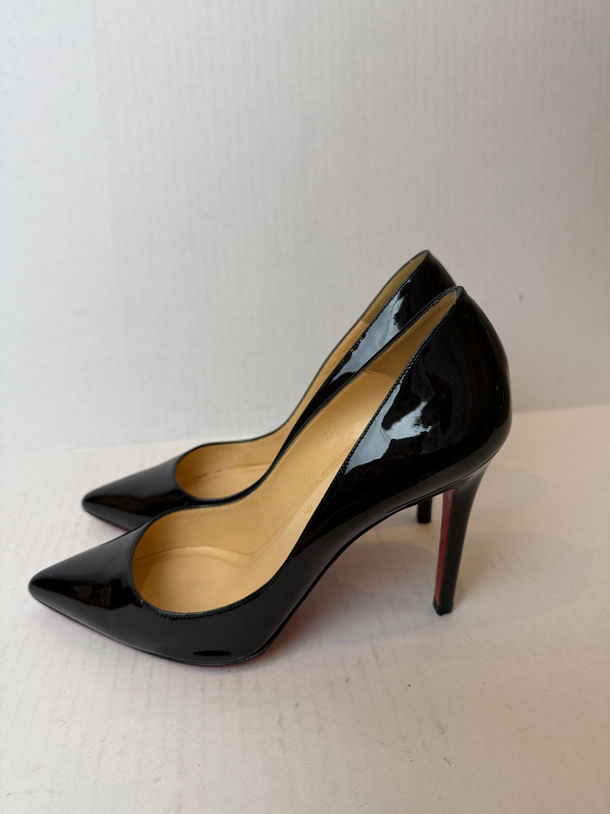 LOUBOUTIN Pointed Patent Pumps/7.5-EU38