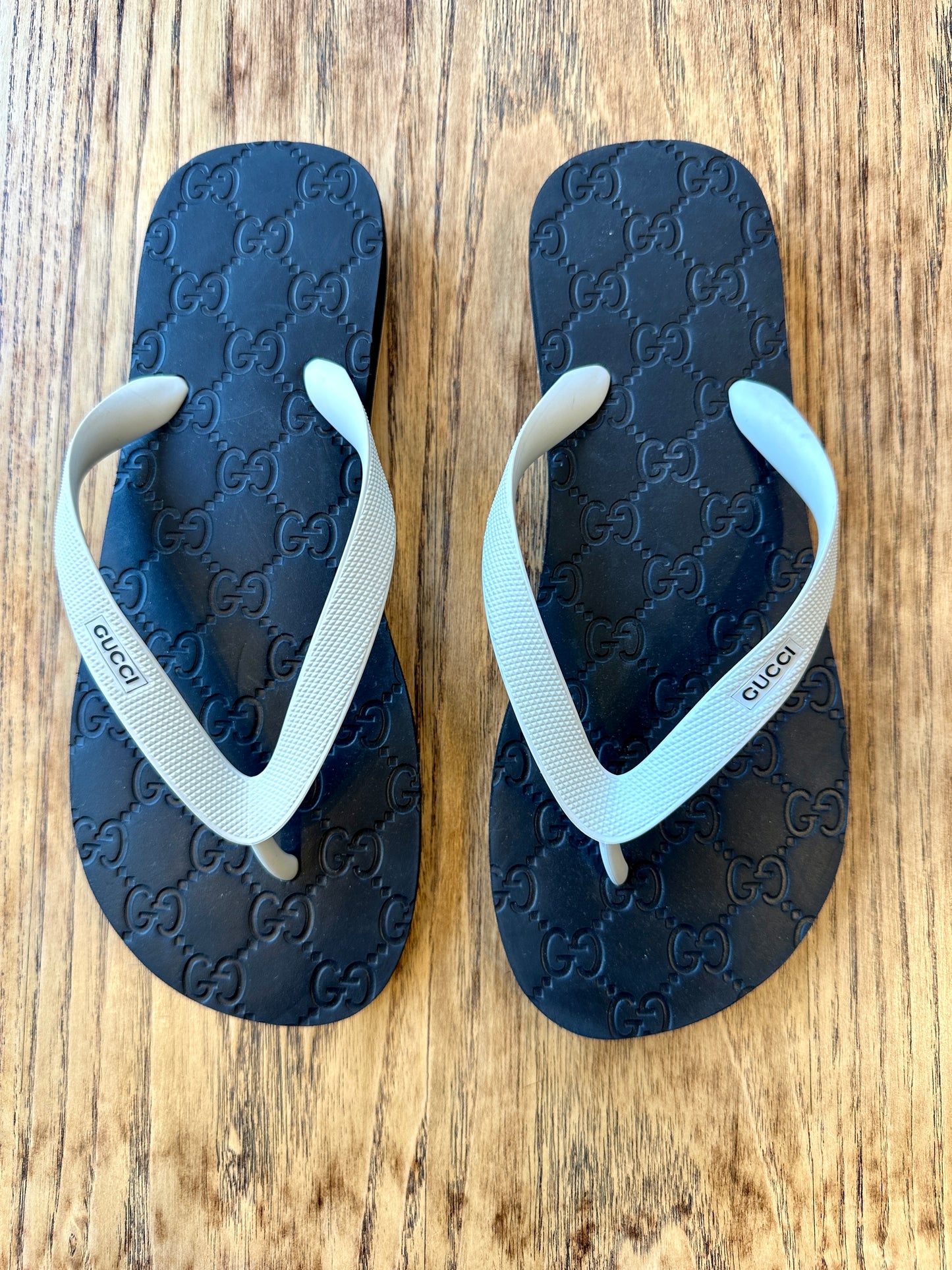 GUCCI Rubber logo flip flops/ 9-39