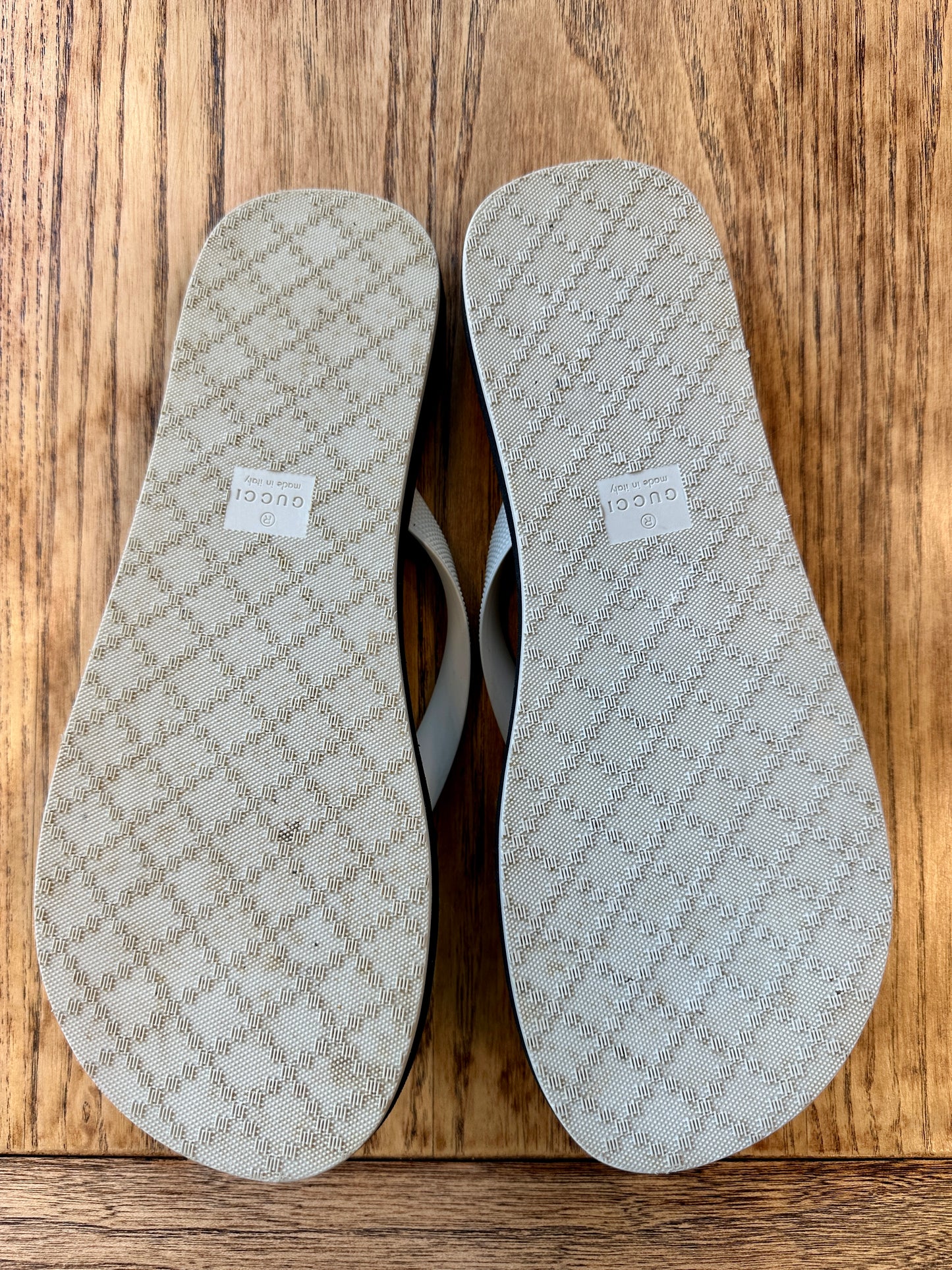 GUCCI Rubber logo flip flops/ 9-39