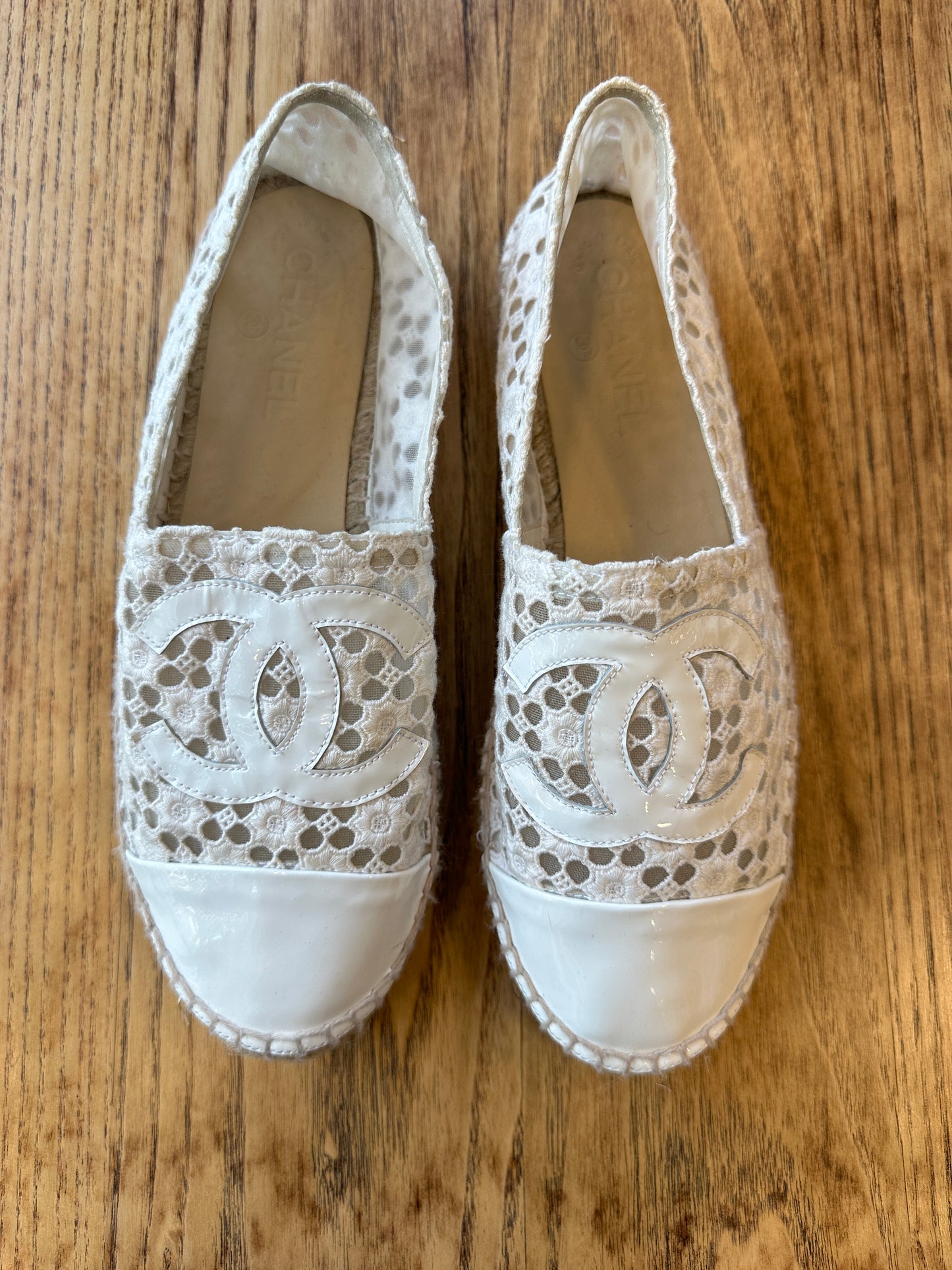 CHANEL White Eyelet Espadrilles / US8.5-EU39